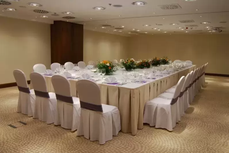 Które hotele w tej górzystej części Polski posiadają salę konferencyjną na 100 osób?