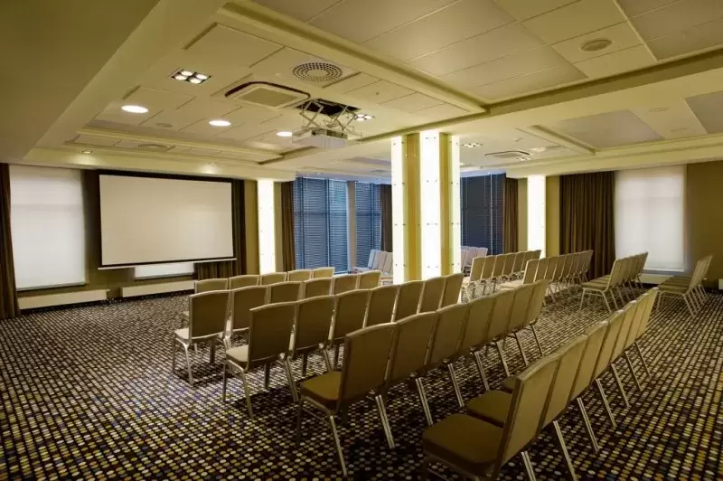 Gdzie zorganizuje szkolenie lub konferencje na Podlasiu dla 100 osób?