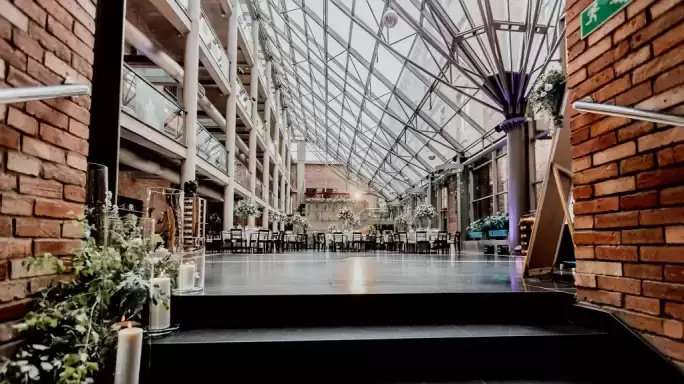 Które hotele konferencyjne na pograniczu Jury Krakowsko-Częstochowskiej i Wyżyny Śląskiej posiadają sale konferencyjne na 100 osób?