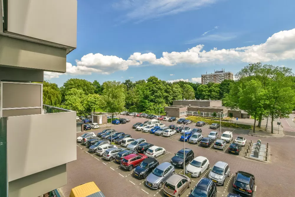 Jakie miejsca szkoleniowe w Wielkopolsce posiadają własny parking?&nbsp;