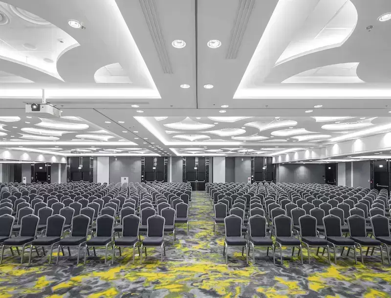 Kt&oacute;re hotele konferencyjne w zachodniopomorskich stronach posiadają sale konferencyjne na 100 os&oacute;b?