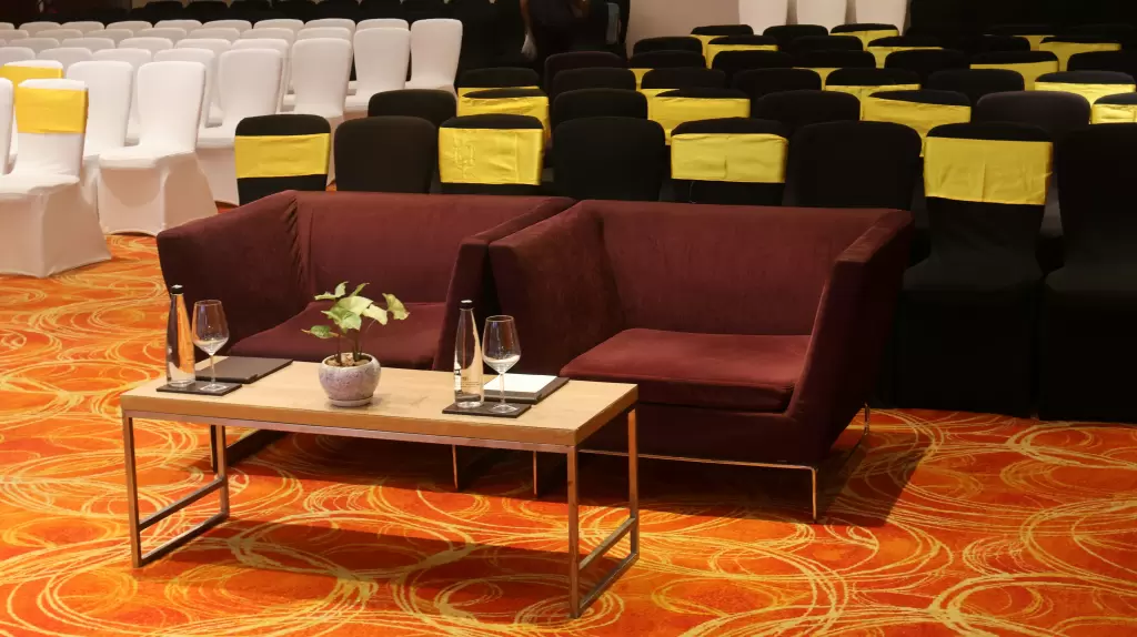 Idealne miejsce na kameralne konferencje: jak wybrać spokojną przestrzeń sprzyjającą skupieniu