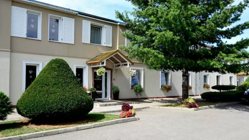 Abis - Hotel** & Restauracja