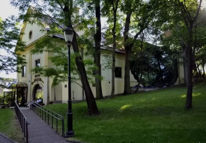 Hotel Dom Erazma przy pałacu Villa Decius